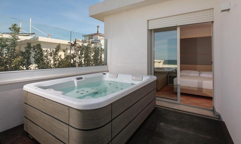 Vasca idromassaggio su terrazza, relax e comfort con vista cielo sereno.