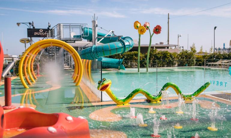 Parco acquatico con scivoli e giochi d'acqua colorati.