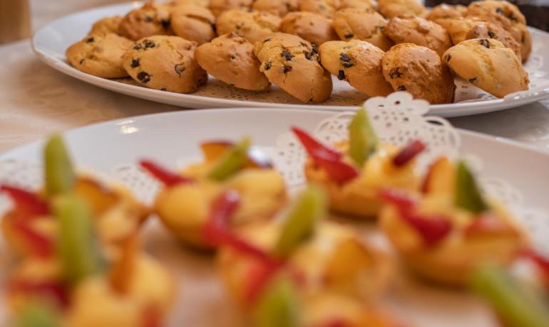 Dolci assortiti su un tavolo da buffet.