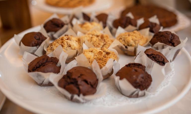 Deliziosi muffin al cioccolato e crumble su un vassoio, pronti per essere gustati.