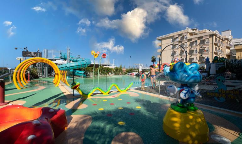 Parco acquatico con scivoli e giochi colorati per bambini.