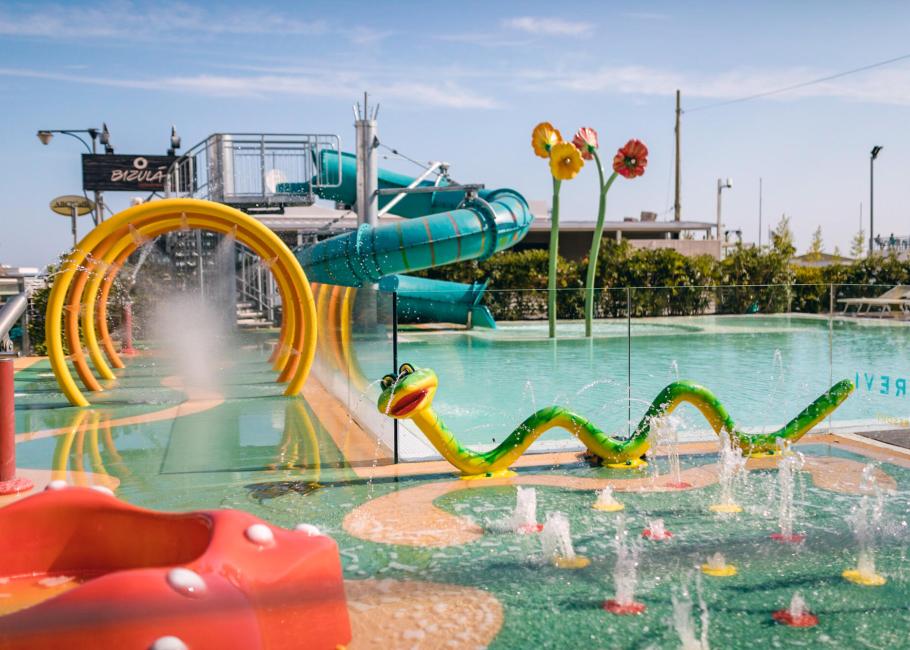 cattolicafamilyresort en july-in-cattolica-at-family-hotel-with-pool-and-entertainment 012