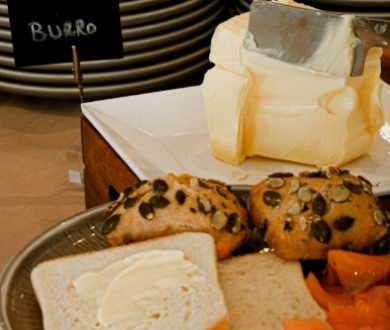 Pane con burro e semi, accompagnato da una ciotola di burro.